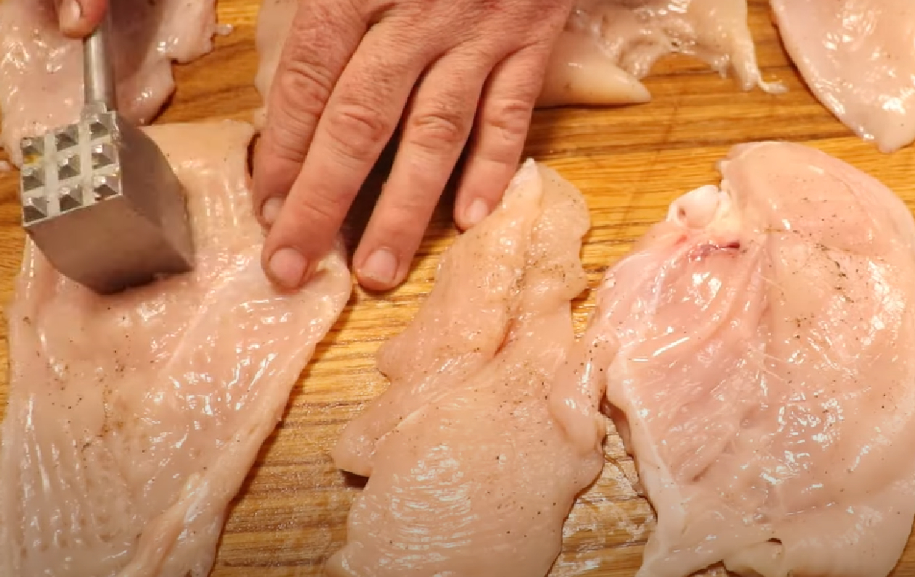 Крученики з курятини з сирною начинкою: простий рецепт смачної вечері для всієї родини